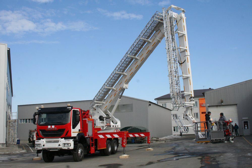 АКП-45 С ЛЕСТНИЦЕЙ НА ШАССИ IVECO TRAKKER